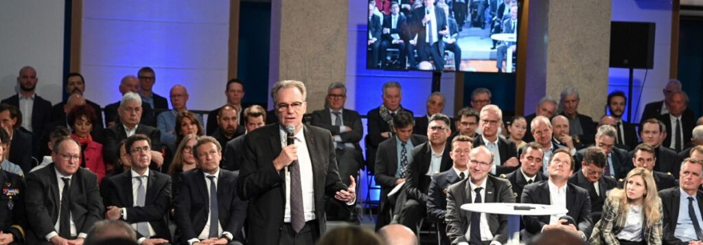 Renaud Muselier accueillant l’Agora Demain le Sud sur le thème « Économie de guerre, quelle réponse régionale ? ». Photo Région Sud Cinta Flores