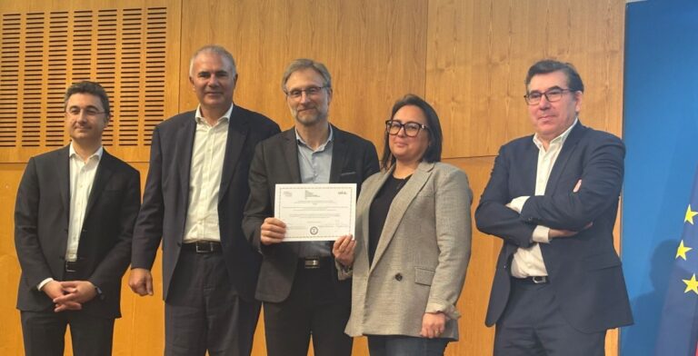 La remise du label RFAR. De gauche à droite, Nicolas Mohr, DG médiation des entreprises, Pierre Pelouzet, médiateur des entreprises, Stéphane Beauvais et Nathalie Vouillon (UGAP) et Jean-Luc Baras, président du CNA. Photo UGAP.