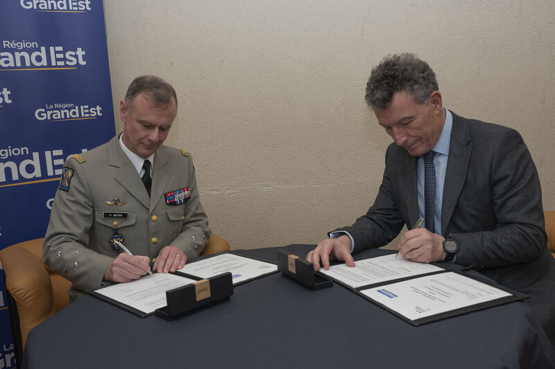 Franck Leroy et le général d’armée Pierre Meyer signant la convention.