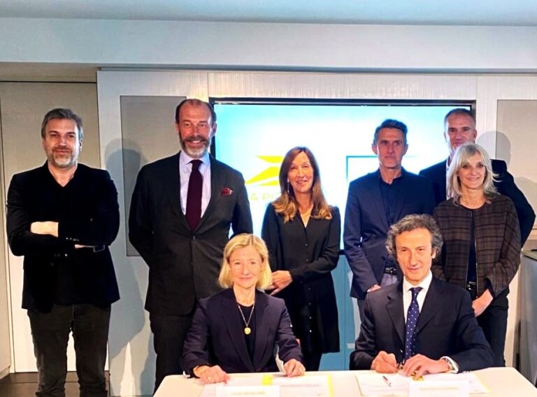 Les représentants de La Poste et de JC Decaux. Photo La Poste