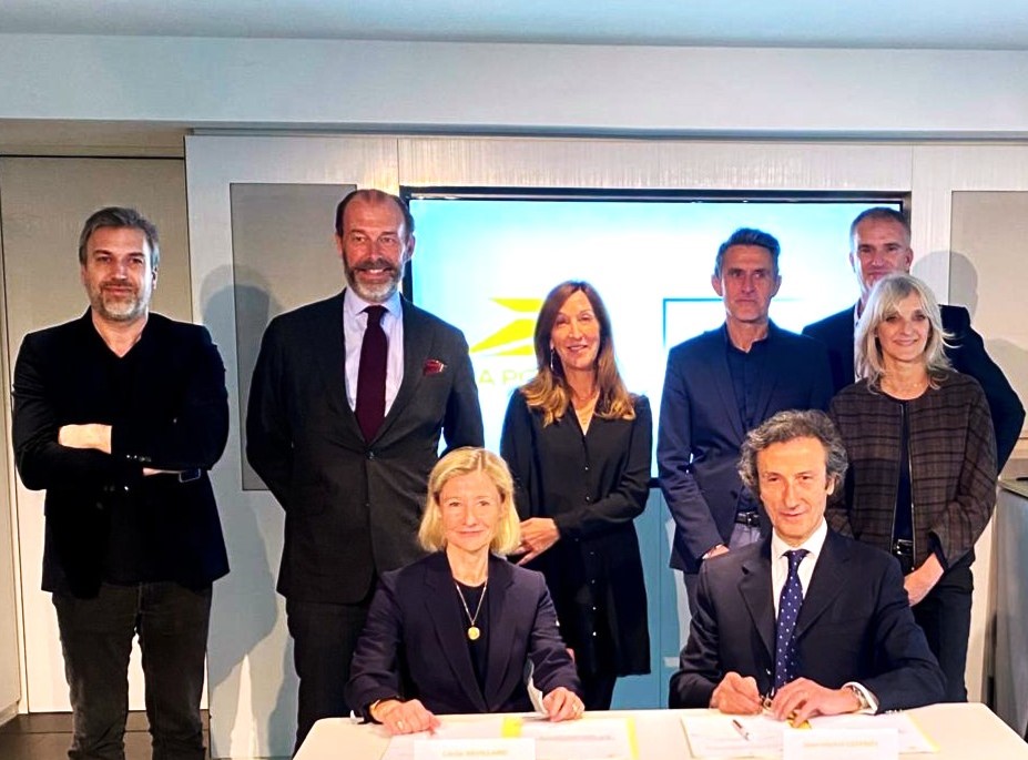 Les représentants de La Poste et de JC Decaux. Photo La Poste