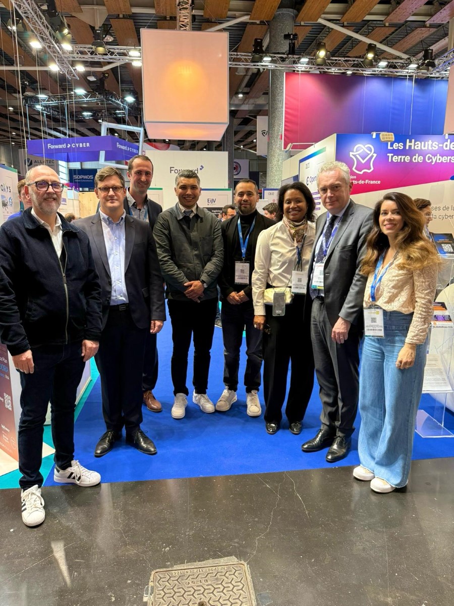 Quelques start-uppeurs réunis autour d’Adrien Fatibene et de Guillaume Tissier, directeur du Forum INCYBER, lors la dernière édition à Lille. Photo Campus Cyber Hauts-de-France.