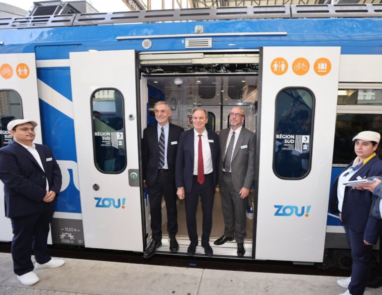 Thierry Mallet, Renaud Muselier et Frédéric Wiscart à bord de la nouvelle rame. Photo Alstom. Jean-Charles Verschere Région Sud.