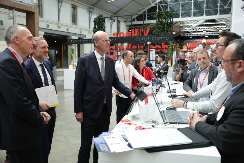 Arrivée du ministre de l’Économie Eric Lombard.