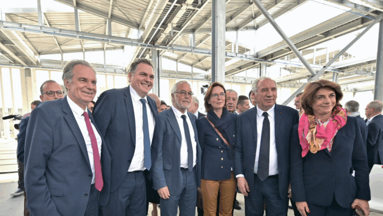 Renaud Muselier, Président de la Région Provence-Alpes-Côte d'Azur, Président délégué de Régions de France, a participé au lancement de la Conférence Ambition France Transports, en présence notamment de François Bayrou, Premier ministre, Philippe Tabarot, ministre chargé des Transports, François Rebsamen, ministre de l'Aménagement du territoire et de la Décentralisation, Amélie de Montchalin, ministre chargée des Comptes publics et Martine Vassal, présidente de la Métropole Aix Marseille Provence et du Conseil départemental des Bouches-du-Rhône. Photo Yann Bouvier Région Sud.