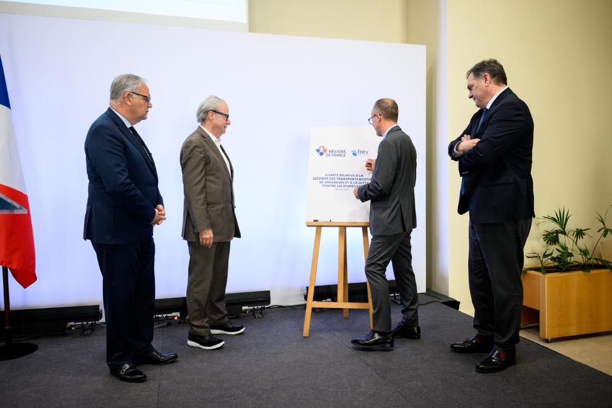Signature de la charte en présence du ministre es Transports Philippe Tabarot (à droite). Photo ministère des Transports.
