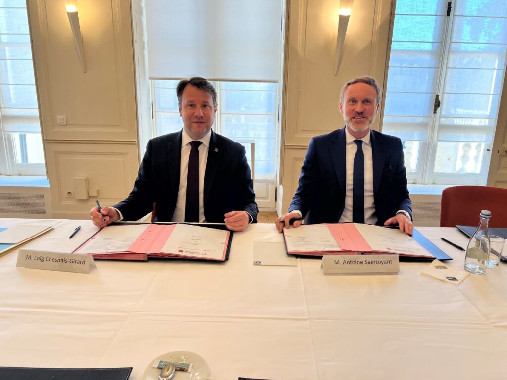 Antoine Saintoyant, directeur général par intérim de la Banque des Territoires, et Loïg Chesnais-Girard, président de la Région Bretagne. Photo Région Bretagne.