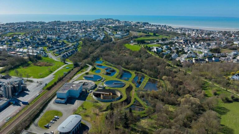 Pour l'agglomération de Granville, Le Cerema a réalisé une étude d'opportunité pour la REUT (Réutilisation des Eaux usées traitées. Crédit : SMAAG - Drone Utility's