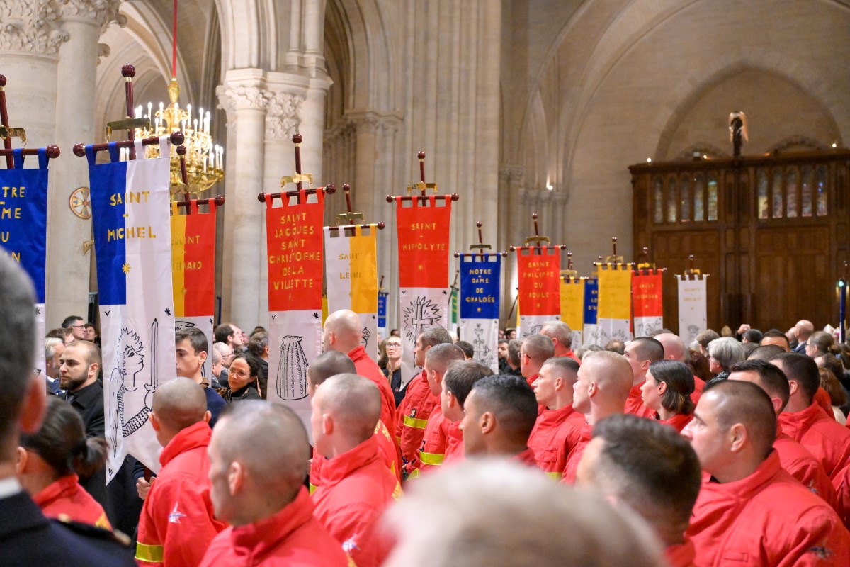 C’est la société Doublet qui a réalisé les bannièrespour la réouverture de Notre-Dame de Paris Photo Julio Piatti.