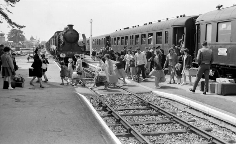 Scène typique des années 1960, à la gare de La Bernerie-en-Retz. Photo Collection François Fontaine.