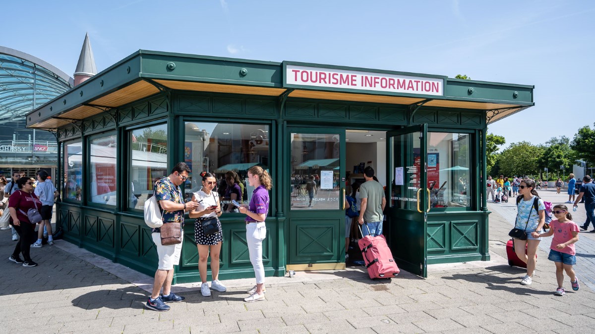Point Information Tourisme très fréquenté à Disney. Photo Point Information Tourisme / Visit Paris Region