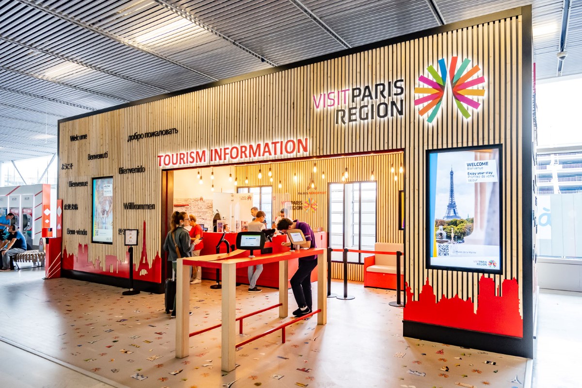Point Information Tourisme très fréquenté à l’aéroport d’Orly. Photo Point Information Tourisme / Visit Paris Region