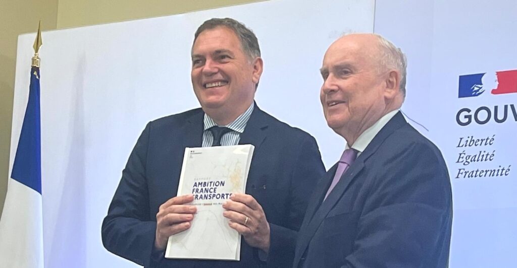 Remise du rapport à Philippe Tabarot par Dominique Bussereau. Photo DB.