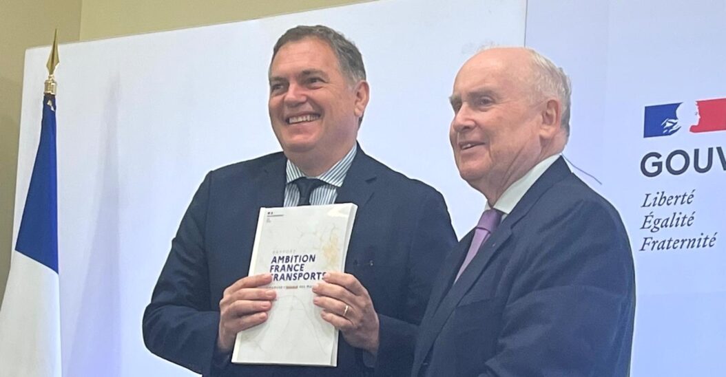 Remise du rapport à Philippe Tabarot par Dominique Bussereau. Photo DB.