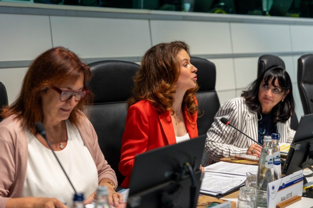La présidente du Comité européen des régions Kata Tüto (au centre) s’oppose avec vigueur aux propositions de la Commission. Photo CdR.