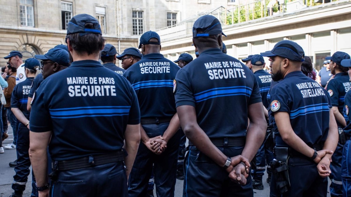 Des policiers de dos.