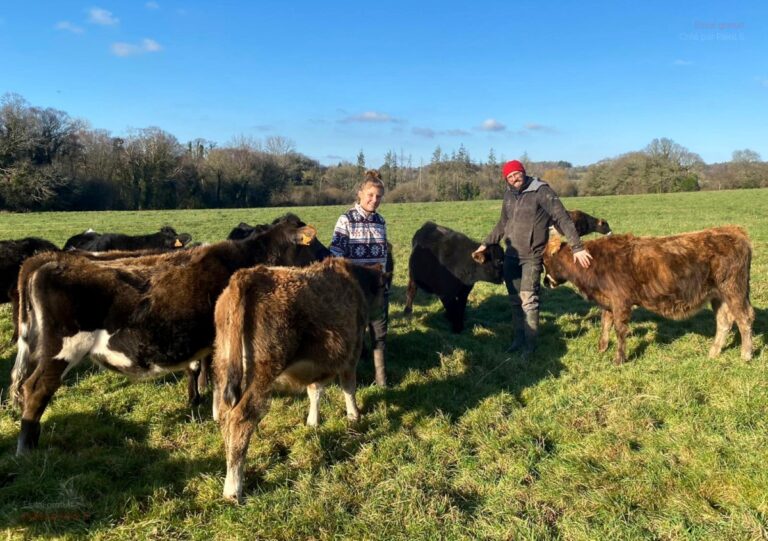 Grâce à un prêt d’honneur de la Région Bretagne, ces deux jeunes ingénieurs, devenus éleveurs, ont pu reprendre une exploitation à Landrévarzec, au lieu-dit Le Guinigou, au cœur du Finistère. Le soutien des Régions, et de la PAC, est capital pour l’avenir de nos agriculteurs. Photo Benoît Tréhorel – Régions Magazine