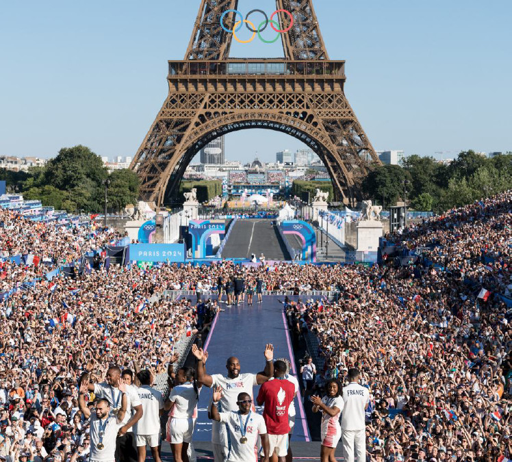 Des athlètes devant la Tour Eiffel.