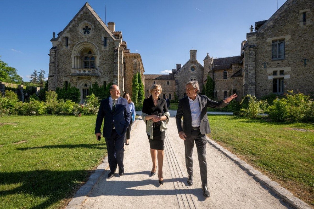 Nathalie Delattre en visite à l’Abbaye des Vaux de Cernay, dans les Yvelines, transformée en hôtel 5 étoiles et ouverte en octobre 2023. Un modèle à suivre ? Photo ministère du Tourisme.