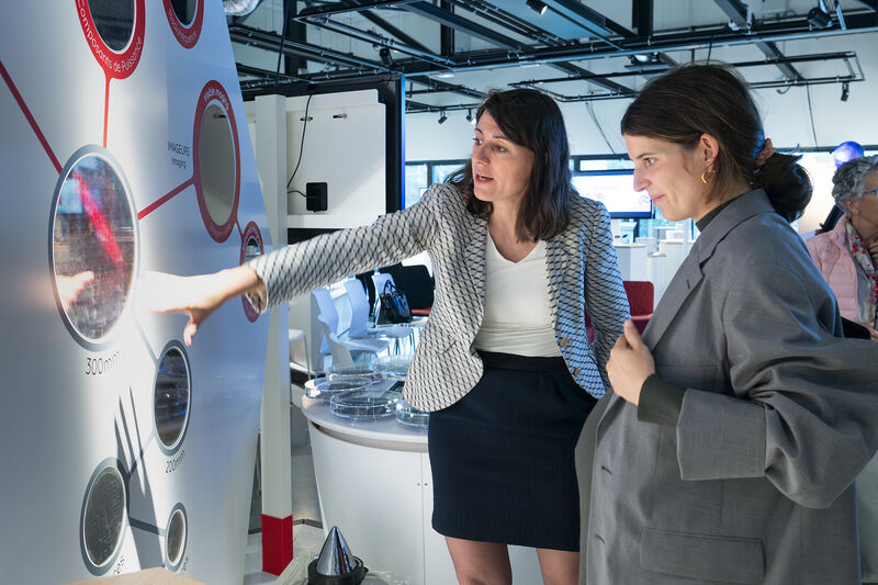 La ministre du Numérique Clara Chappaz a visité de nombreux écosystèmes numériques en région, comme ici en Isère où elle découvre le Programme et Equipements Prioritaires de Recherche (PEPR) sur l’IA . Crédit photos : Franck Ardito