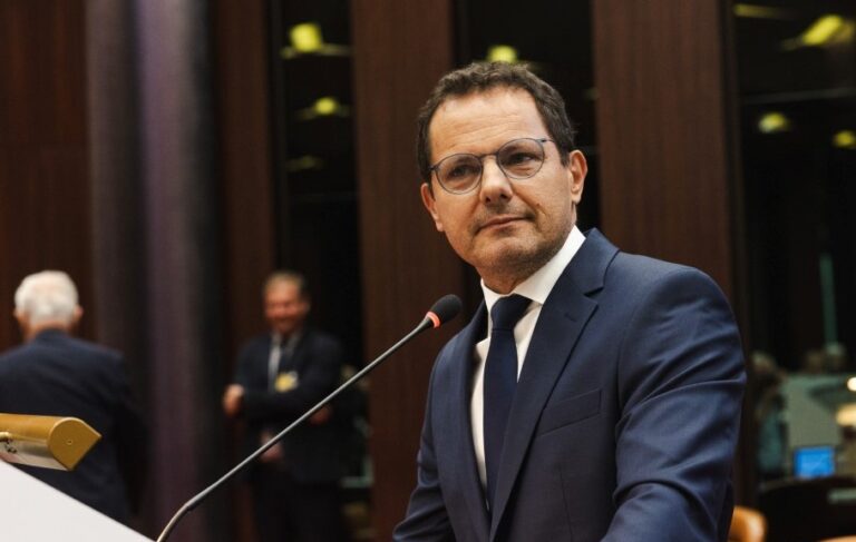 Jérôme Durain prononce son premier discours de président de Région. Photo David Cesbron Région BFC.