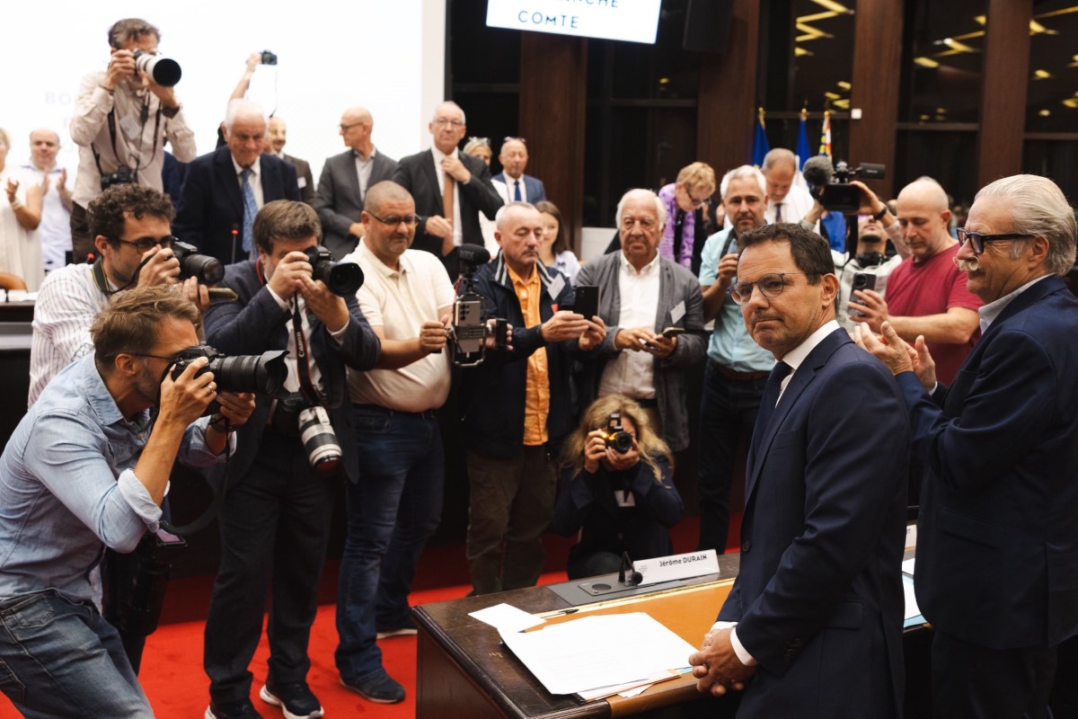 La ruée des photographes sur le nouvel élu, ici aux côtés de Michel Neugnot, premier vice-président du conseil régional en charge des Mobilités. Photo David Cesbron Région BFC.