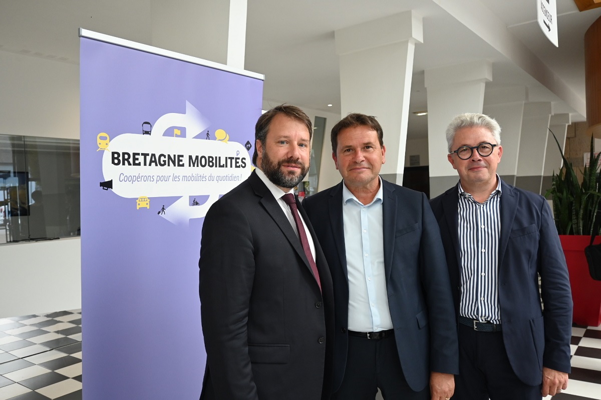Lors de la réunion d’installation, de gauche à droite : Loïg Chesnais-Girard, président de la Région Bretagne, Michaël Quernez, vice-président de la Région aux mobilités et président de Bretagne Mobilités, et Nicolas Paranthoen, directeur général de Bretagne Mobilités.Photo Région Bretagne
