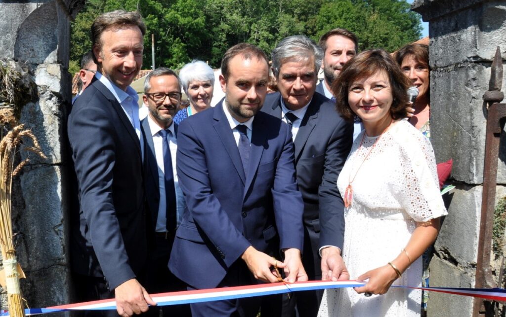 Sébastien Lecornu aux côtés de Carole Delga (et de Stéphane Bern), le 30 août 2019, lors de l’inauguration de The Village, à Saint-Bertrand-de-Comminges. Photo PetiteRépublique.com