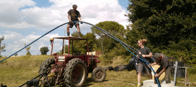 Travail collectif sur l’espace-test agricole au 100e Singe ©Le 100e Singe