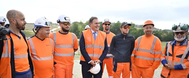 Le ministre a rencontré les ouvriers présents sur le chantier. Photo X ministère des Transports