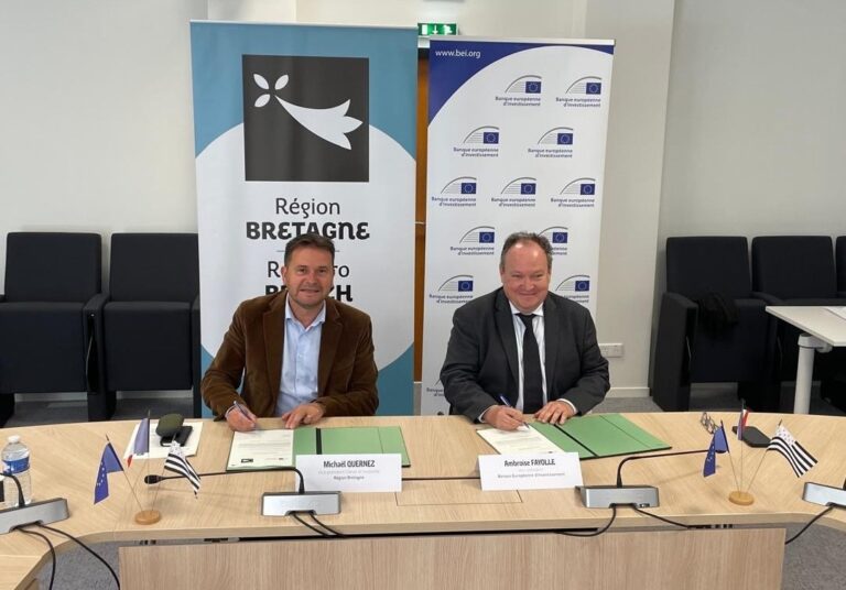 Signature de l’accord entre la Région Bretagne et la BEI. Photo BEI