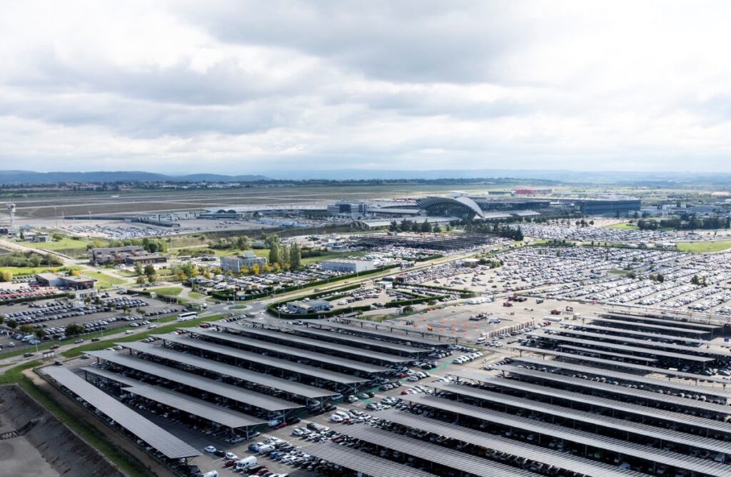 Les ombrières solaires des parkings à l’aéroport Lyon Saint-Exupéry. Photo G Perret