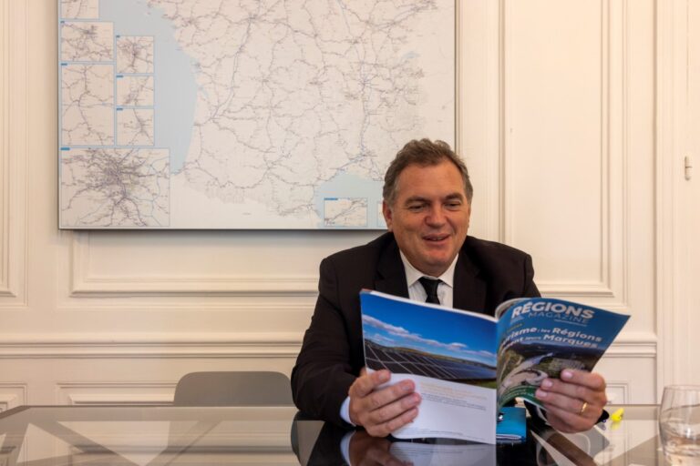Le ministre s’est plongé dans la lecture de Régions Magazine. L'interview a été réalisée avant le 8 septembre, date de démission du gouvernement. Photo Hugues-Marie Duclos Régions Magazine