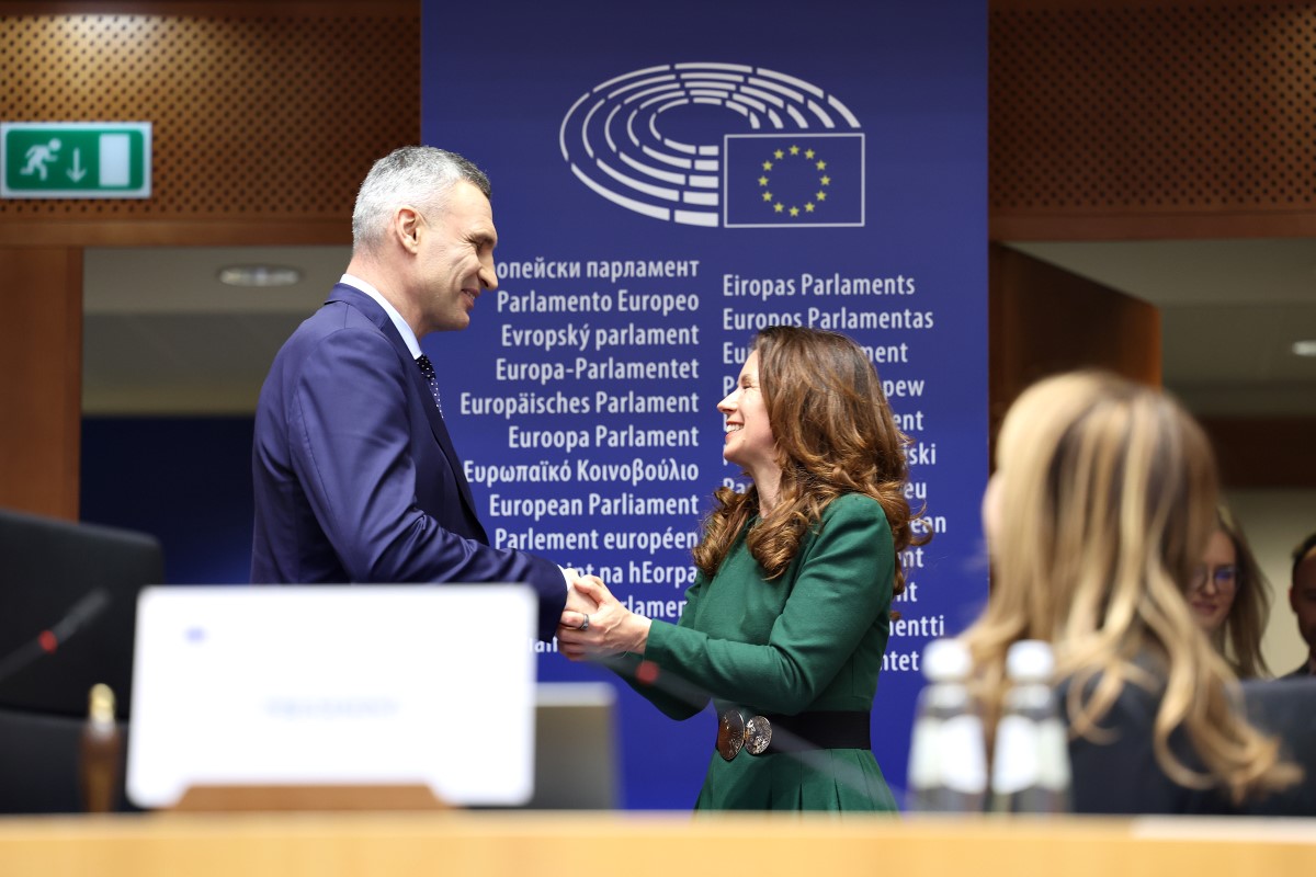 Kata Tütto remet au maire de Kiev, Vitali Klitschko, le prix du maire Pawel Adamowicz, membre du CdR et maire de Gdansk, assassiné le 13 janvier 2019. La présidente du CdR est très active dans le soutien aux régions et aux villes ukrainiennes. Photo CdR Claudio Centoze.
