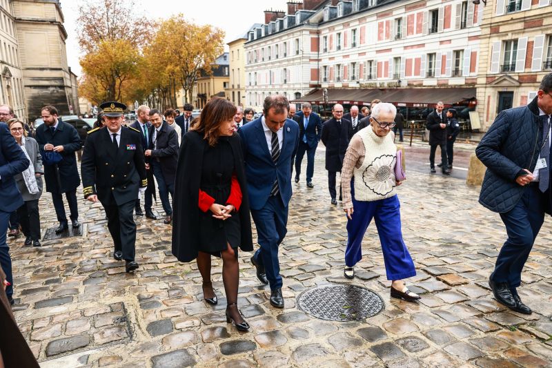 Le Premier ministre arrive à Versailles, entouré de Carole Delga et de la ministre de la Décentralisation Françoise Gatel.