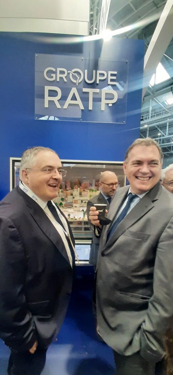 Bonne ambiance au stand RATP-Dev où le directeur général Serge Reynaud accueille le ministre des Transports Philipe Tabarot. Photo Philippe Martin Régions Magazine