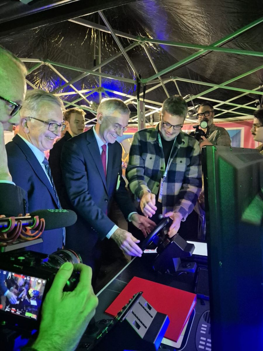 François Bonneau et Thierry Mallet découvrent le dispositif “Métiers en scène”. Photo RNTP.