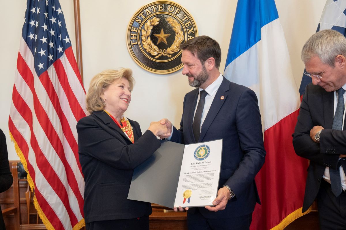 Signature d’une proclamation de coopération avec Jane Nelson, secrétaire d’État du Texas. Photo AURA