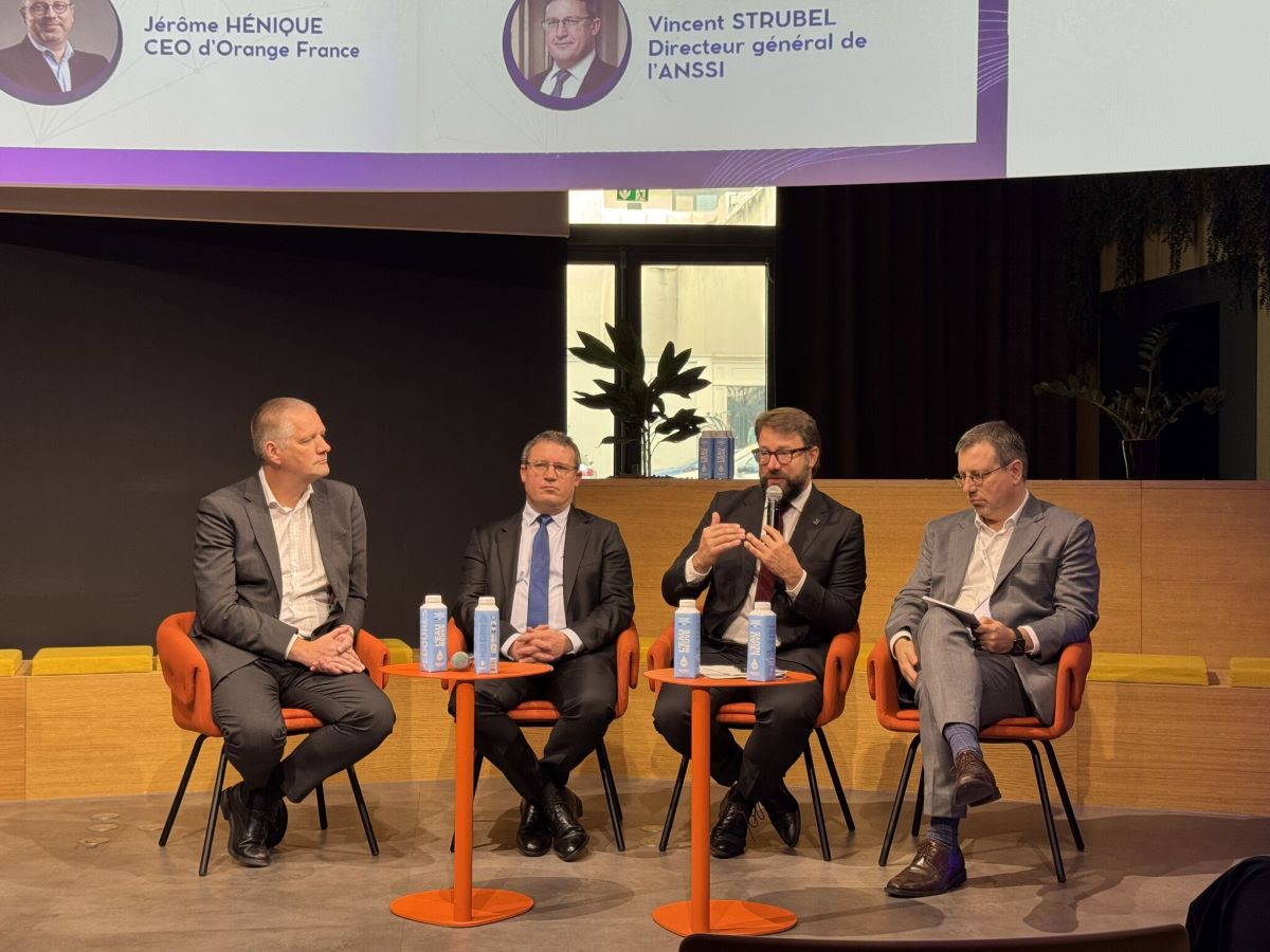 Table ronde animée par Loïg Chesnais-Girard, président de la Région Bretagne, avec de gauche à droite Guillaume Poupard, DG de Docaposte, Vincent Strubel, directeur général de l’ANSSI, et Jérôme Hénique, CEO d’Orange France. Photo Éric Lanoë Régions Magazine
