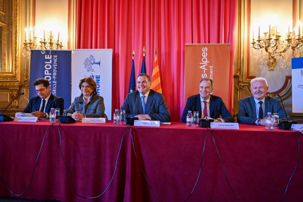 Cet avenant a été signé par Philippe Tabarot, ministre des Transports, Georges-François Leclerc, préfet de la région Provence-Alpes-Côte d'Azur, Renaud Muselier, président de la Région Provence-Alpes-Côte d'Azur, et Martine Vassal, présidente du conseil départemental des Bouches-du-Rhône et de la Métropole Aix-Marseille-Provence. Photo Région Sud Régis Cinta-Flores.