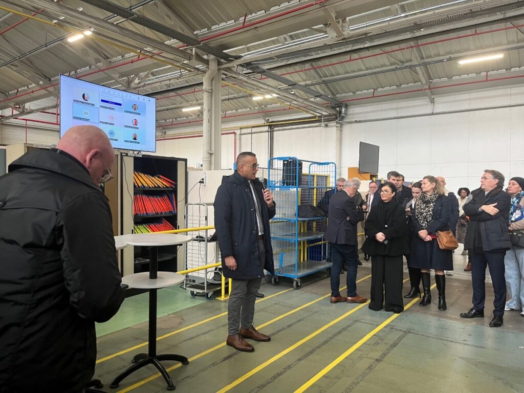 Les élus ont appris le rejet de la proposition sur le site même de l’usine. Ici au micro Fabien Rivière Da Silva, le maire de Saint-Jean-de-la-Ruelle, commune proche d’Orléans, où se trouve le plus gros site de fabrication Brandt. Photo Ville de Saint-Jean-de-la-Ruelle