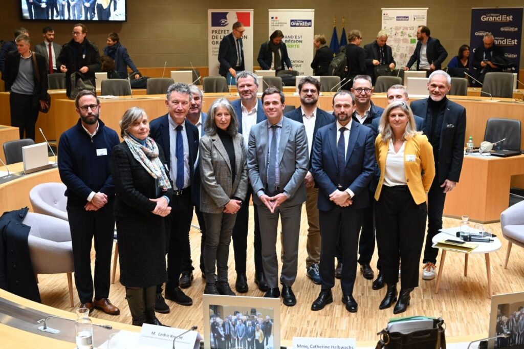 L'État et la Région ont confirmé leur volonté de poursuivre et d'amplifier le mouvement engagé pour atteindre les objectifs 2030 et 2050. Ici les parties prenantes réunies autour du président de la Région Grand Est Frank Leroy. Photo régions Grand Est.