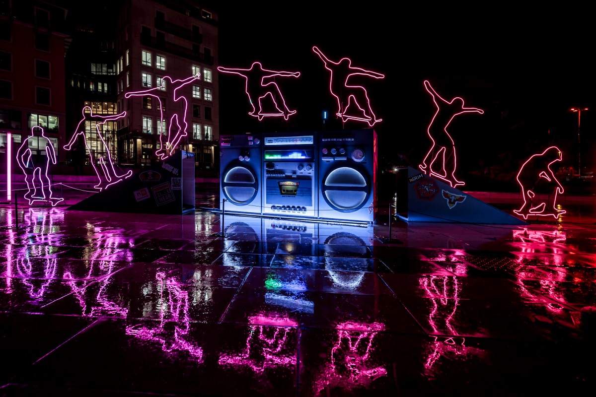 Du 5 au 8 décembre, Lyon a rayonné au fil d’une Fête des Lumières, mêlant héritage lyonnais et innovations contemporaines. Pendant quatre soirées, la ville entière s’est muée en un véritable théâtre à ciel ouvert, avec 23 créations réparties dans 20 lieux iconiques. Vidéo mapping, installations technologiques et lumineuses ont émerveillé plus de 2 millions de visiteurs. 
