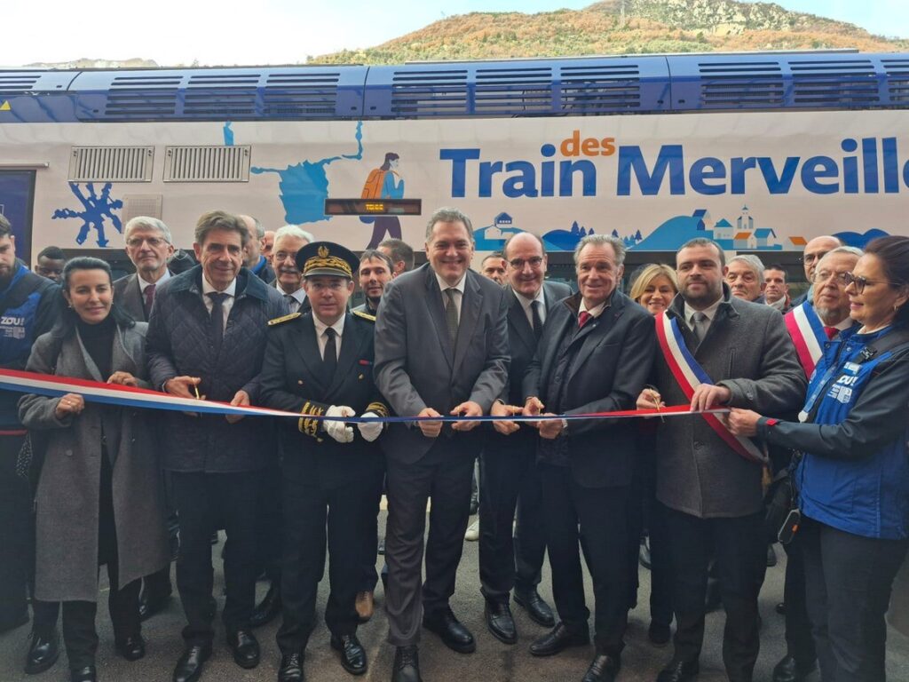 Dans le cadre de la réouverture de la ligne Nice-Breil-Tende, Renaud Muselier, président de la Région Provence-Alpes-Côte d'Azur, est monté à bord du Train des Merveilles pour se rendre à Breil-sur-Roya aux côtés notamment de Philippe Tabarot, ministre des Transports, de Laurent Hottiaux, Préfet des Alpes-Maritimes, de Jean Castex, Président Directeur Général du Groupe SNCF, de Charles Ange Ginesy, président du Conseil Départemental des Alpes-Maritimes, de Christian Estrosi maire de Nice, et de Louis Negre, président délégué de la Métropole Nice Côte d'Azur.