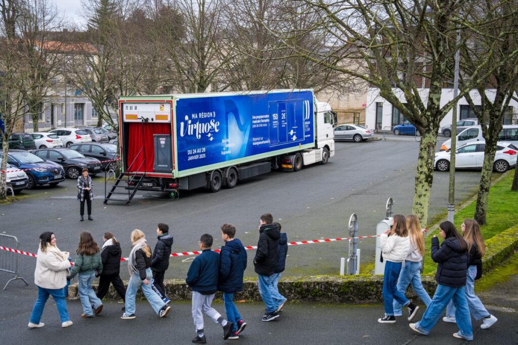 Le public se rend aux concerts dans les camions-scènes itinérants, comme ici à Mortagne-sur-Sèvre (Vendée). Photo PDLL