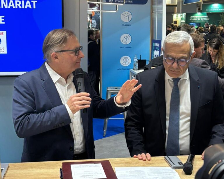 Lors de la signature du document. Photo ADEME