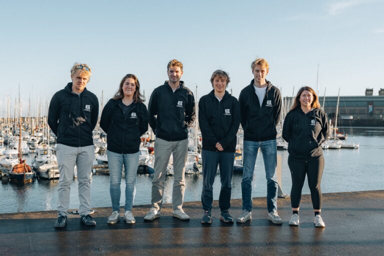 Les 6 skippers en lice : de gauche à droite, Paul Cousin-Louise Acker-Pierrick Letouzé-Colombe Julia-Noé Ackermann-Margot Vennin. Photo : Galliot / Région Normandie
