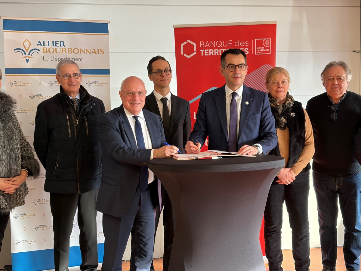 Signature de la convention entre le conseil départemental de l’Allier et la Banque des Territoires. Photo Département de l’Allier.