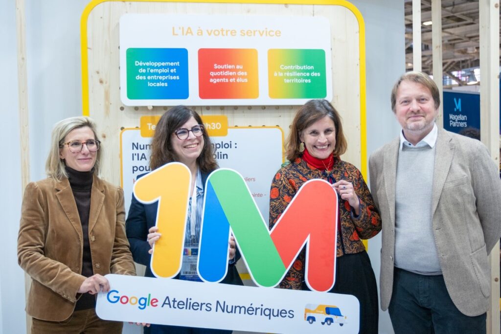 Au dernier Salon des Maires, Google a fêté le millionième bénéficiaire de ses formations. De gauche à droite, Camille Tubiana, directrice générale de l’EPIDE (Etablissement pour l’insertion dans l’emploi), Hélène Marlaud, directrice Google Ateliers numériques, Caroline Riffard, directrice régionale adjointe France Travail Île-de-France, et Benoît Tabaka. Photo Google.