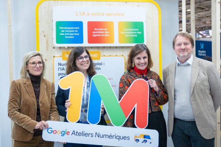 Au dernier Salon des Maires, Google a fêté le millionième bénéficiaire de ses formations. De gauche à droite, Camille Tubiana, directrice générale de l’EPIDE (Etablissement pour l’insertion dans l’emploi), Hélène Marlaud, directrice Google Ateliers numériques, Caroline Riffard, directrice régionale adjointe France Travail Île-de-France, et Benoît Tabaka. Photo Google.